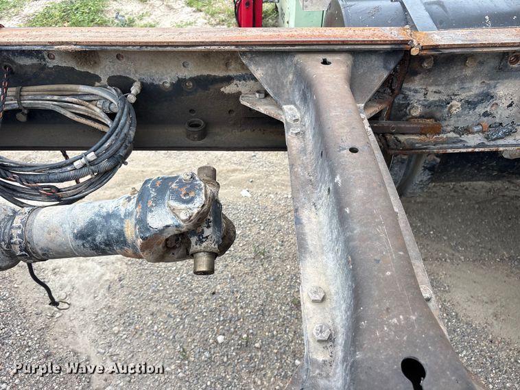 image for item ES8755 2001 Mack CH truck cab and chassis