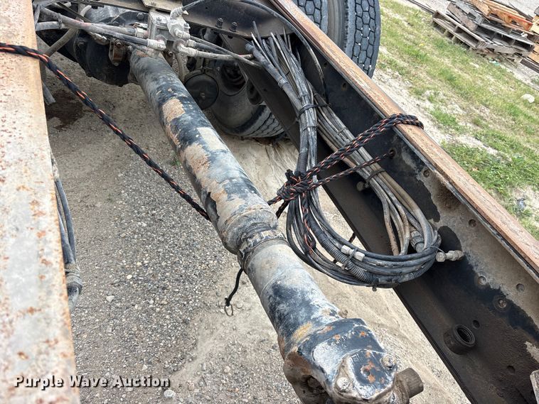 image for item ES8755 2001 Mack CH truck cab and chassis