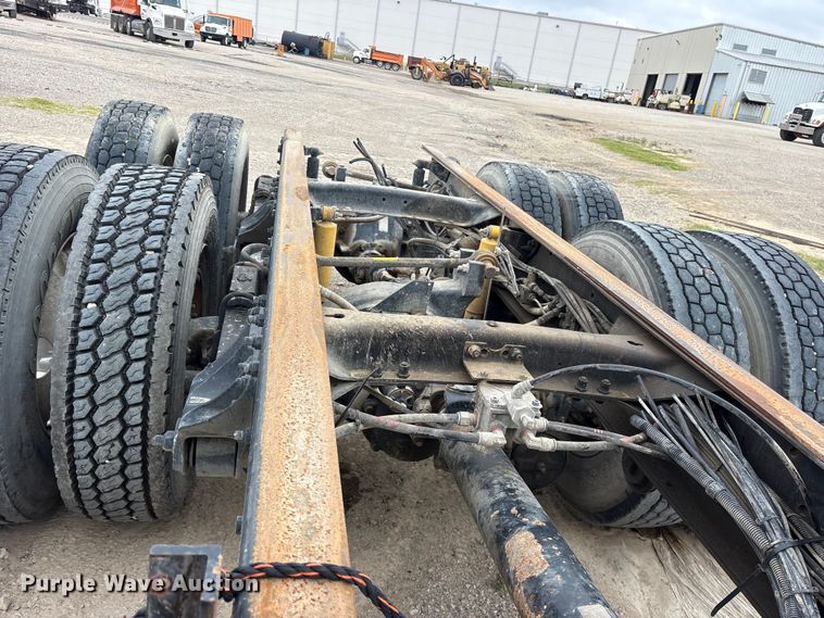 image for item ES8755 2001 Mack CH truck cab and chassis