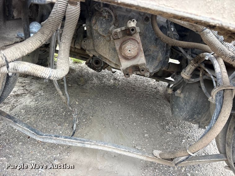 image for item ES8755 2001 Mack CH truck cab and chassis