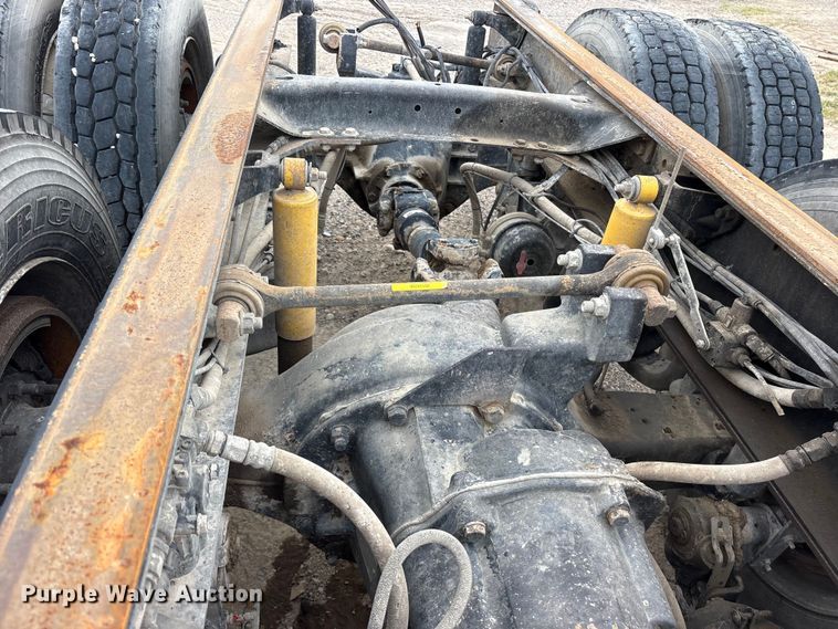 image for item ES8755 2001 Mack CH truck cab and chassis