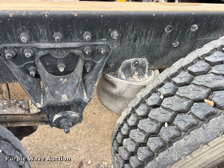 image for item ES8755 2001 Mack CH truck cab and chassis