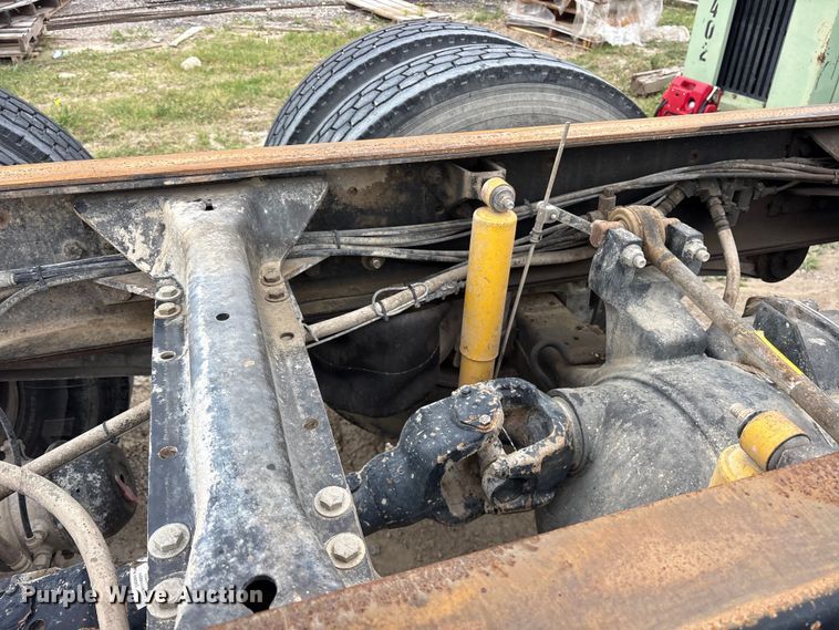 image for item ES8755 2001 Mack CH truck cab and chassis