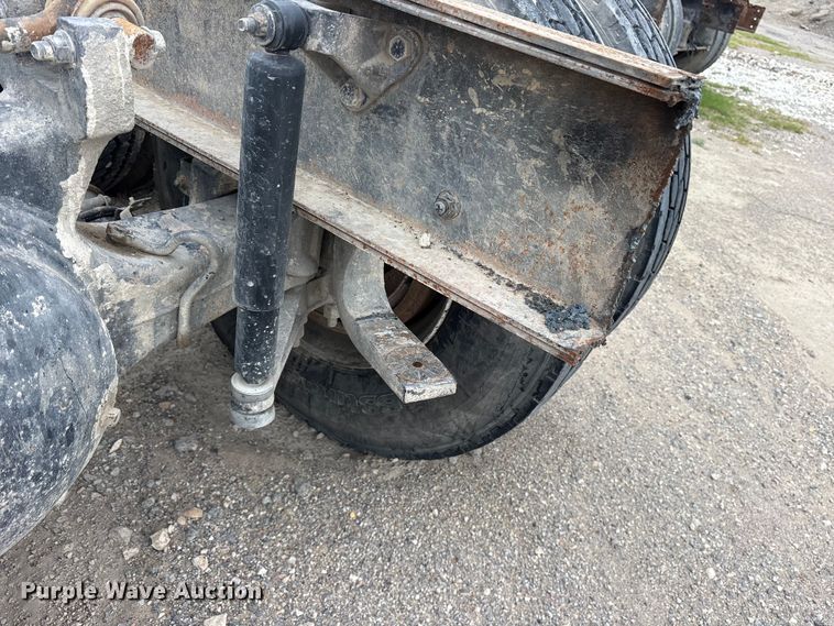 image for item ES8755 2001 Mack CH truck cab and chassis