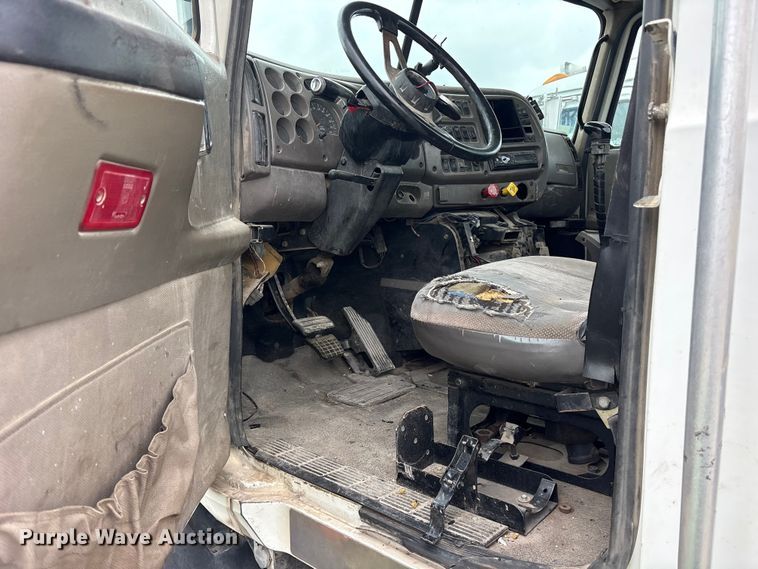 image for item ES8755 2001 Mack CH truck cab and chassis