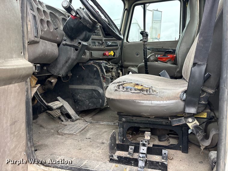 image for item ES8755 2001 Mack CH truck cab and chassis