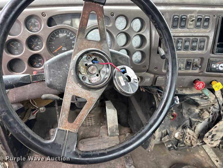 image for item ES8755 2001 Mack CH truck cab and chassis