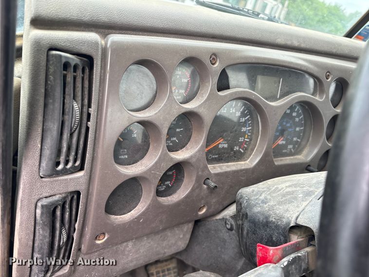 image for item ES8755 2001 Mack CH truck cab and chassis