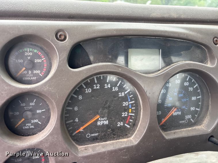 image for item ES8755 2001 Mack CH truck cab and chassis