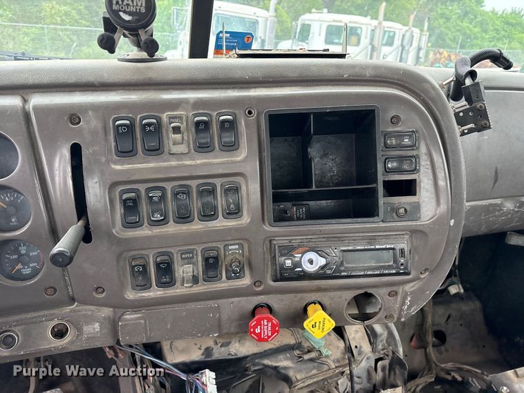 image for item ES8755 2001 Mack CH truck cab and chassis