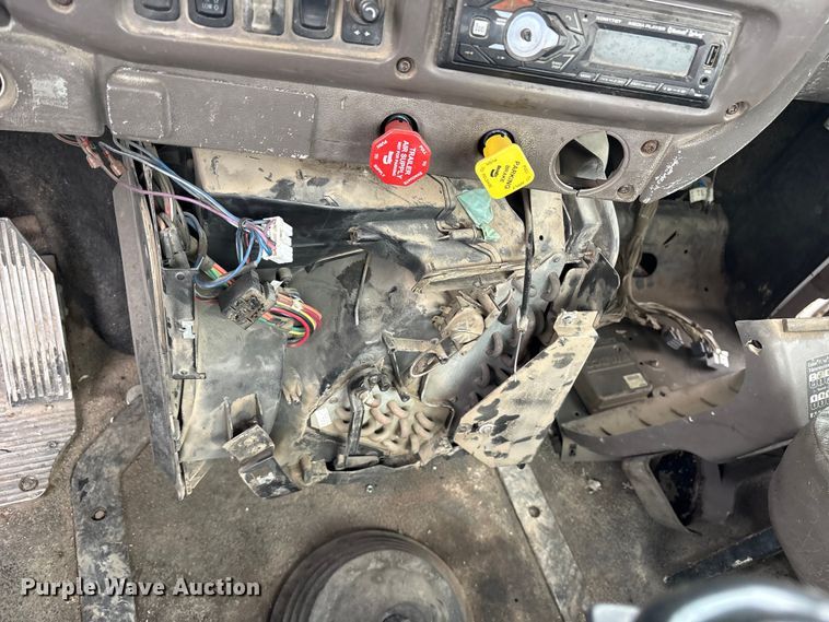 image for item ES8755 2001 Mack CH truck cab and chassis