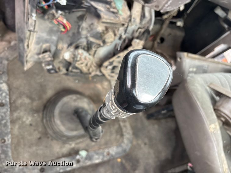 image for item ES8755 2001 Mack CH truck cab and chassis