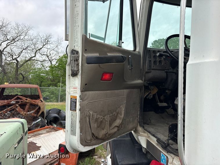 image for item ES8755 2001 Mack CH truck cab and chassis