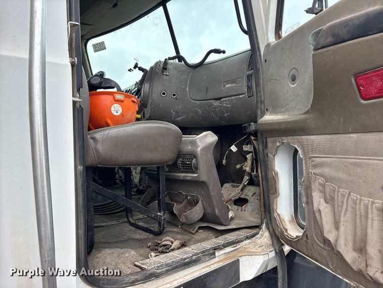 image for item ES8755 2001 Mack CH truck cab and chassis