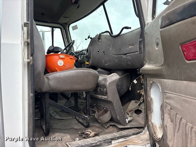 image for item ES8755 2001 Mack CH truck cab and chassis