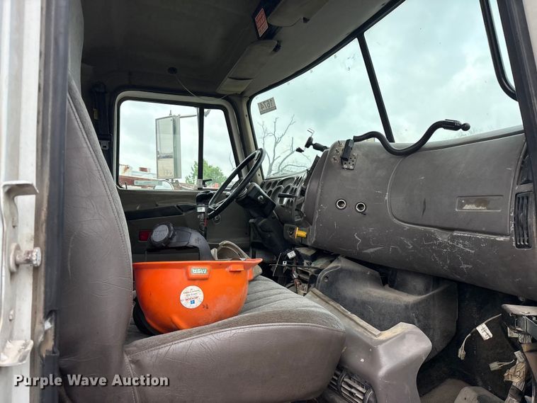 image for item ES8755 2001 Mack CH truck cab and chassis