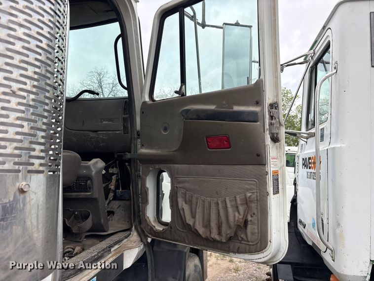 image for item ES8755 2001 Mack CH truck cab and chassis