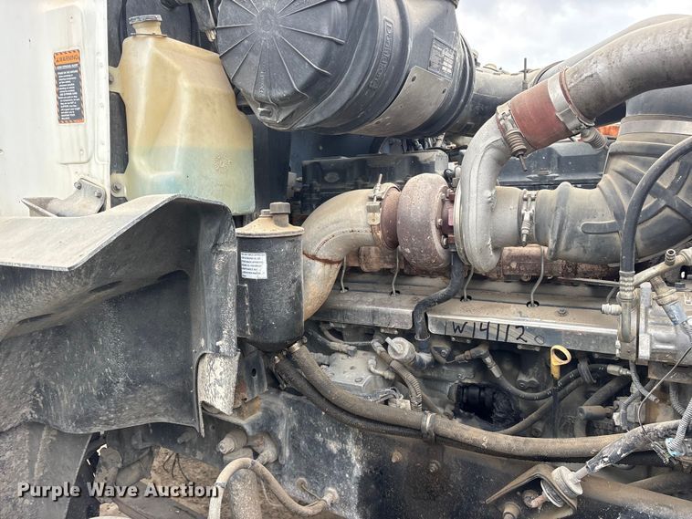 image for item ES8755 2001 Mack CH truck cab and chassis