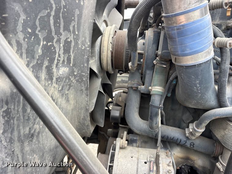 image for item ES8755 2001 Mack CH truck cab and chassis