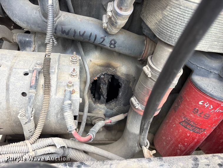 image for item ES8755 2001 Mack CH truck cab and chassis