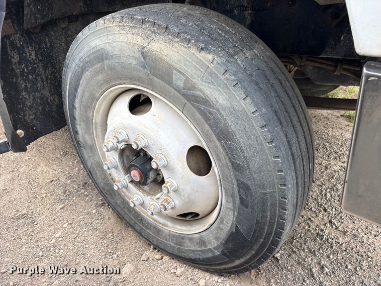 image for item ES8755 2001 Mack CH truck cab and chassis