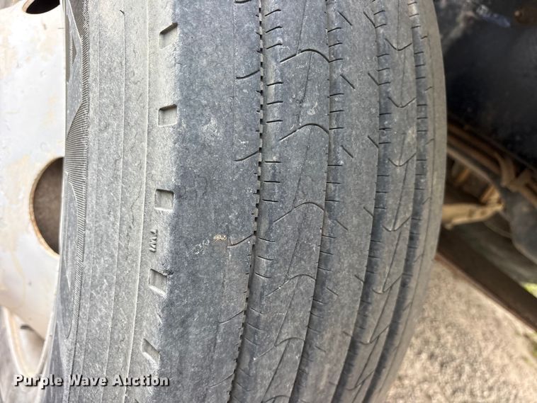 image for item ES8755 2001 Mack CH truck cab and chassis