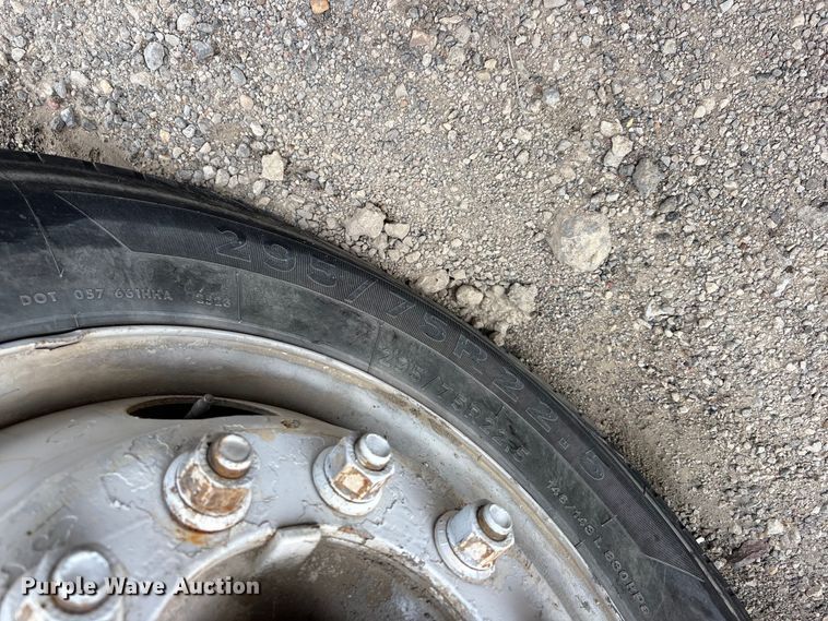 image for item ES8755 2001 Mack CH truck cab and chassis