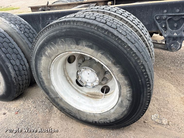 image for item ES8755 2001 Mack CH truck cab and chassis