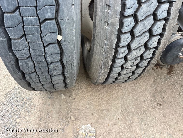 image for item ES8755 2001 Mack CH truck cab and chassis