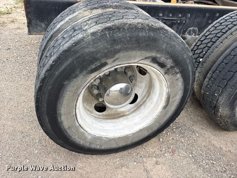 image for item ES8755 2001 Mack CH truck cab and chassis