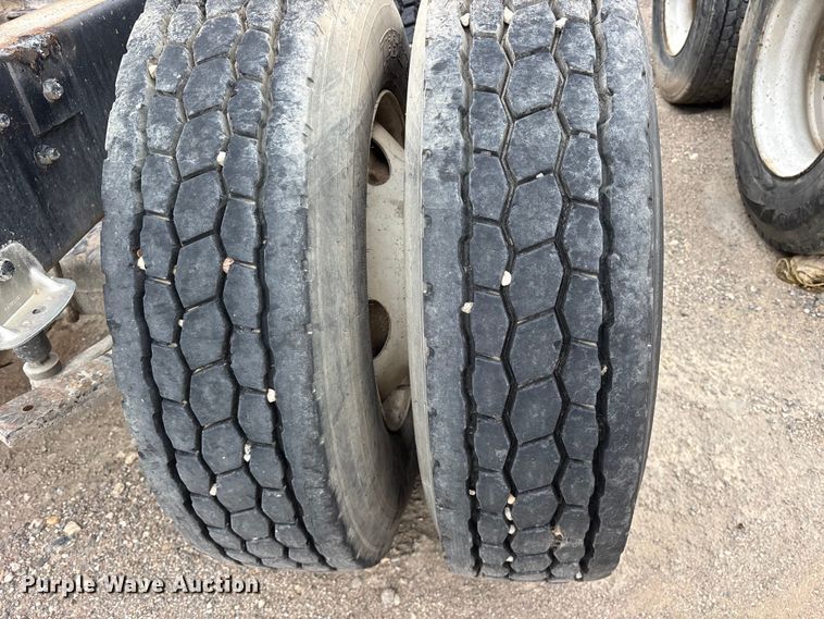 image for item ES8755 2001 Mack CH truck cab and chassis