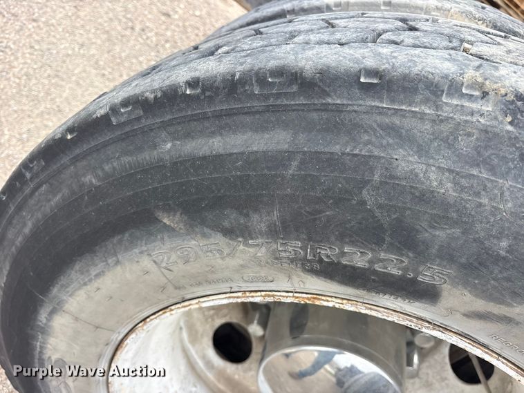 image for item ES8755 2001 Mack CH truck cab and chassis