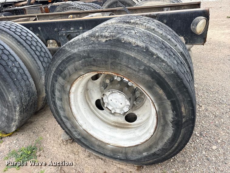 image for item ES8755 2001 Mack CH truck cab and chassis