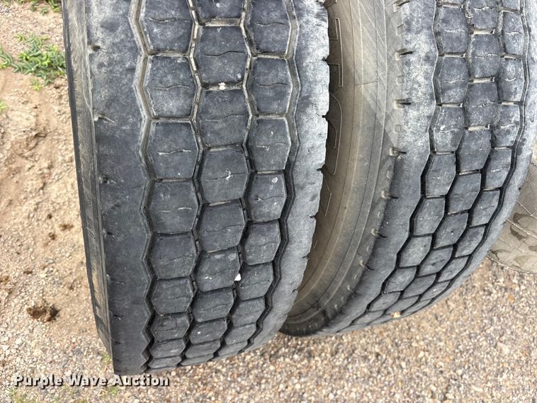 image for item ES8755 2001 Mack CH truck cab and chassis