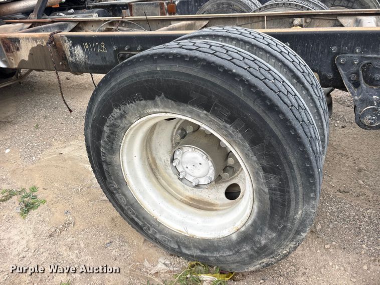 image for item ES8755 2001 Mack CH truck cab and chassis