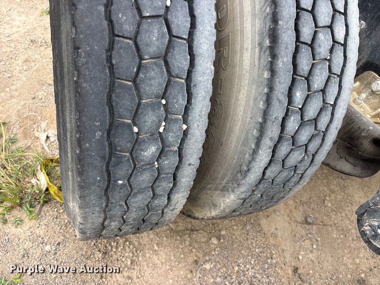 image for item ES8755 2001 Mack CH truck cab and chassis