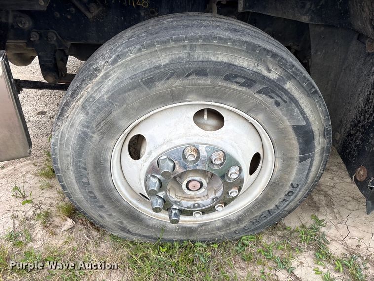 image for item ES8755 2001 Mack CH truck cab and chassis