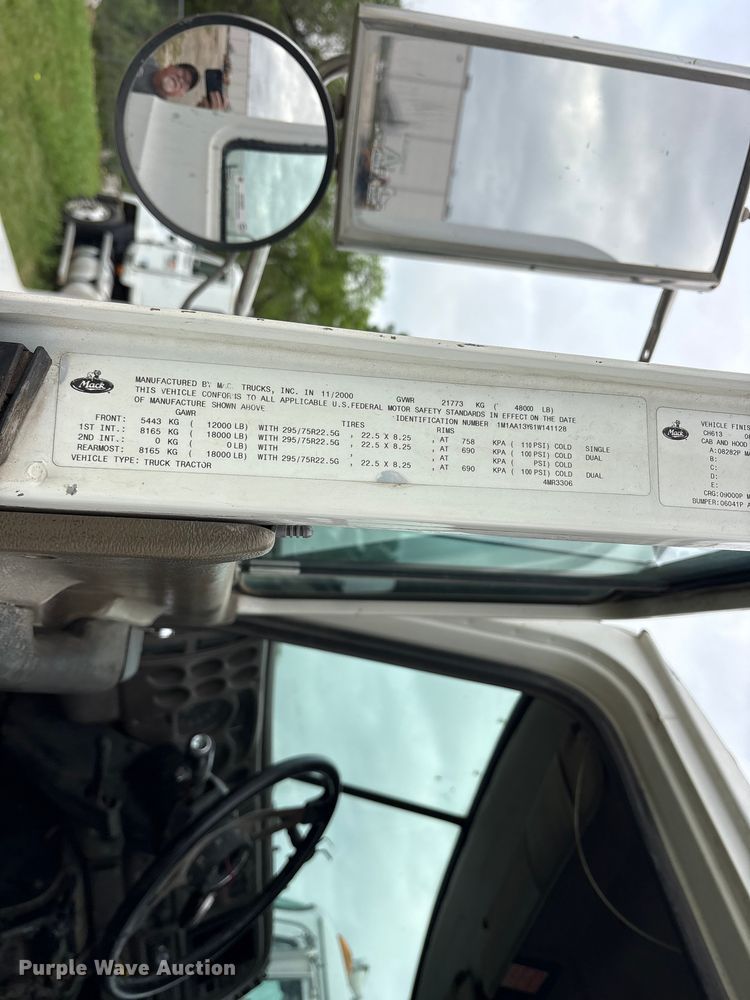 image for item ES8755 2001 Mack CH truck cab and chassis