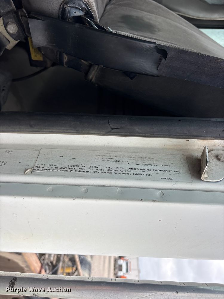 image for item ES8755 2001 Mack CH truck cab and chassis