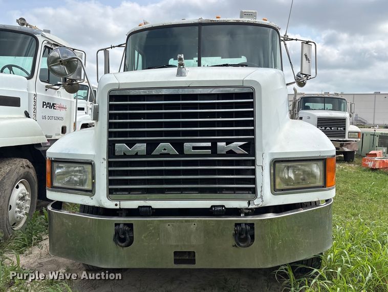 image for item ES8756 2000 Mack CH613 truck cab and chassis