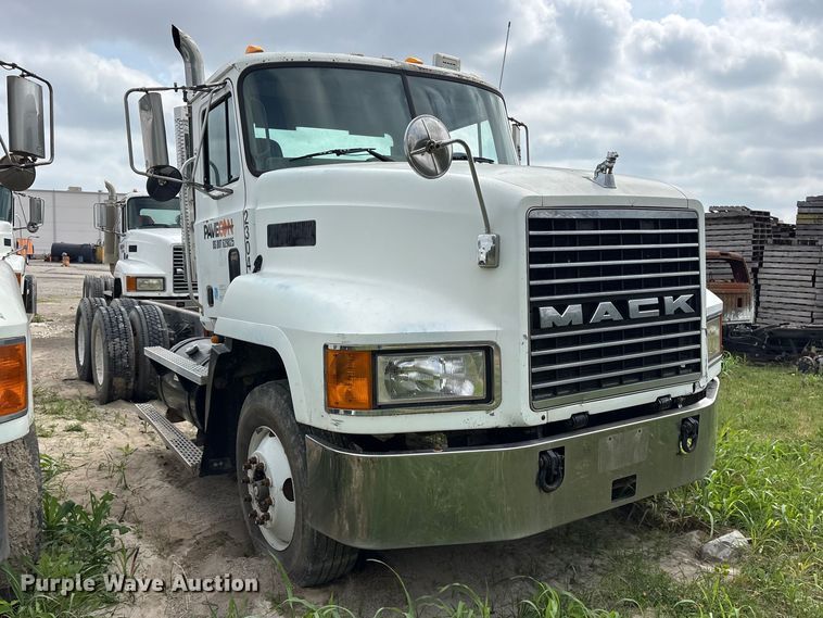 image for item ES8756 2000 Mack CH613 truck cab and chassis