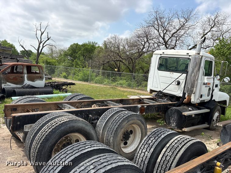 image for item ES8756 2000 Mack CH613 truck cab and chassis