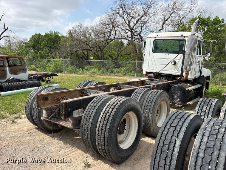 image for item ES8756 2000 Mack CH613 truck cab and chassis