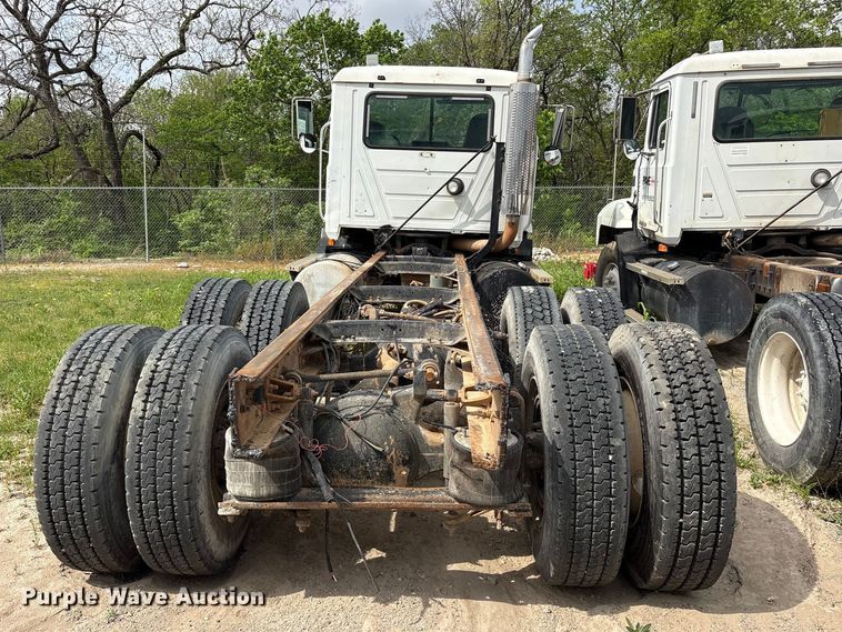 image for item ES8756 2000 Mack CH613 truck cab and chassis