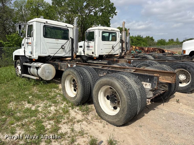image for item ES8756 2000 Mack CH613 truck cab and chassis