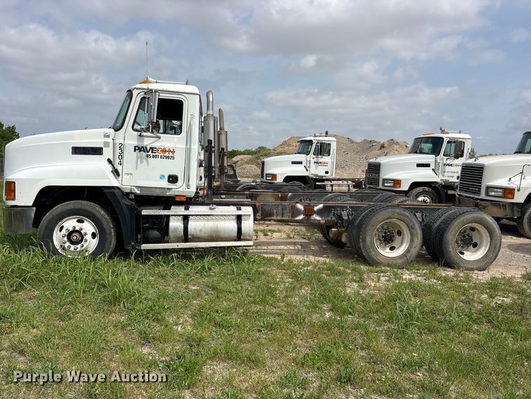 image for item ES8756 2000 Mack CH613 truck cab and chassis