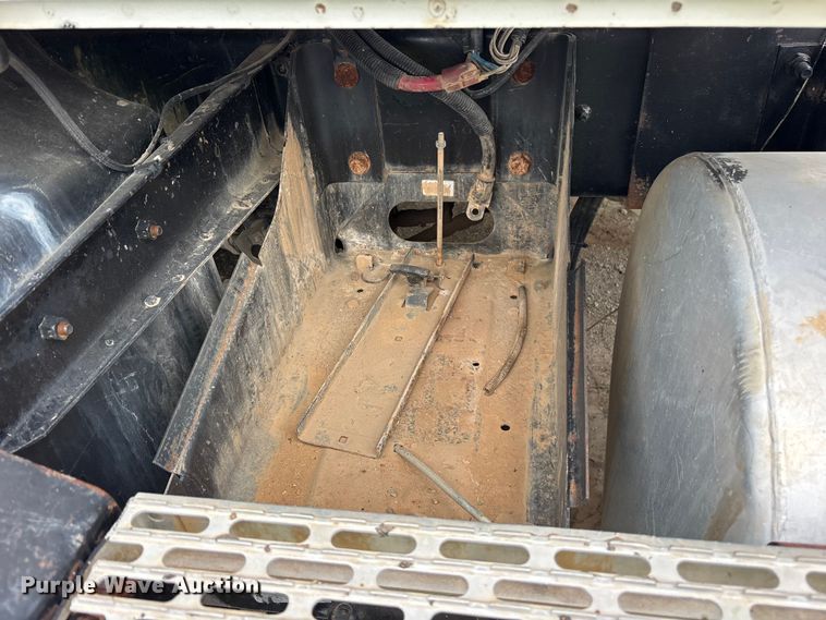 image for item ES8756 2000 Mack CH613 truck cab and chassis