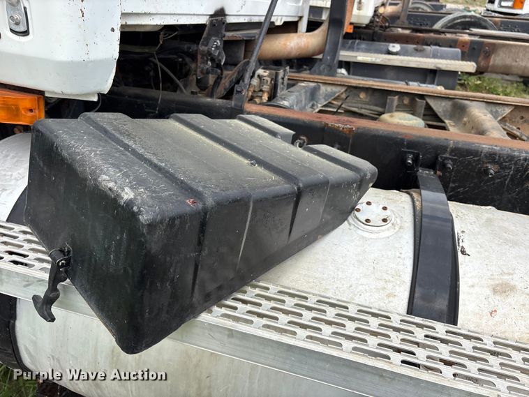 image for item ES8756 2000 Mack CH613 truck cab and chassis