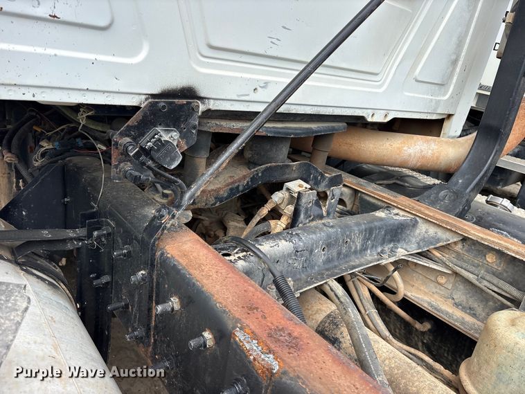 image for item ES8756 2000 Mack CH613 truck cab and chassis