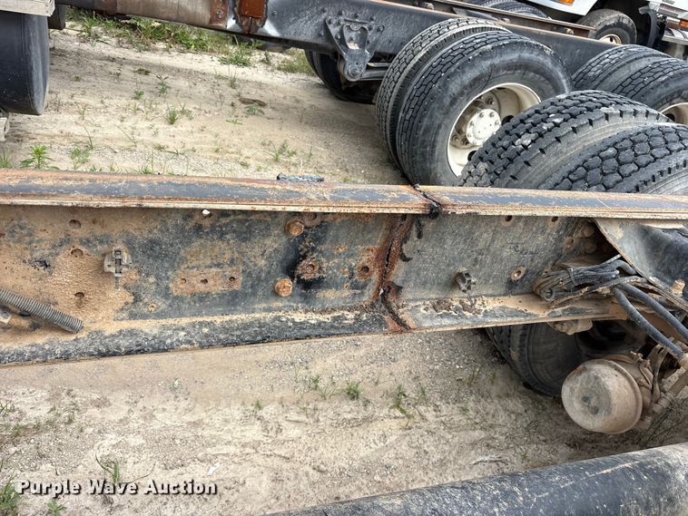 image for item ES8756 2000 Mack CH613 truck cab and chassis